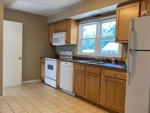 1306 1/2 S Linden St in Normal, IL - Building Photo - Building Photo
