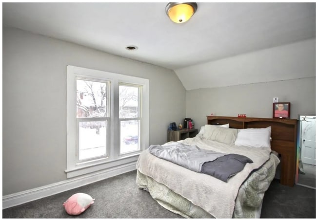 832 Central Ave, Unit 2 in Beloit, WI - Foto de edificio - Building Photo