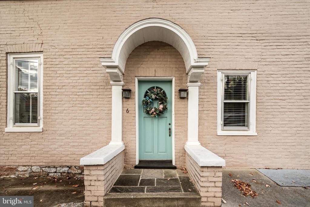 6 E Cecil St in Winchester, VA - Building Photo