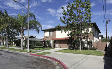 Baywood Apartments in Anaheim, CA - Building Photo - Building Photo