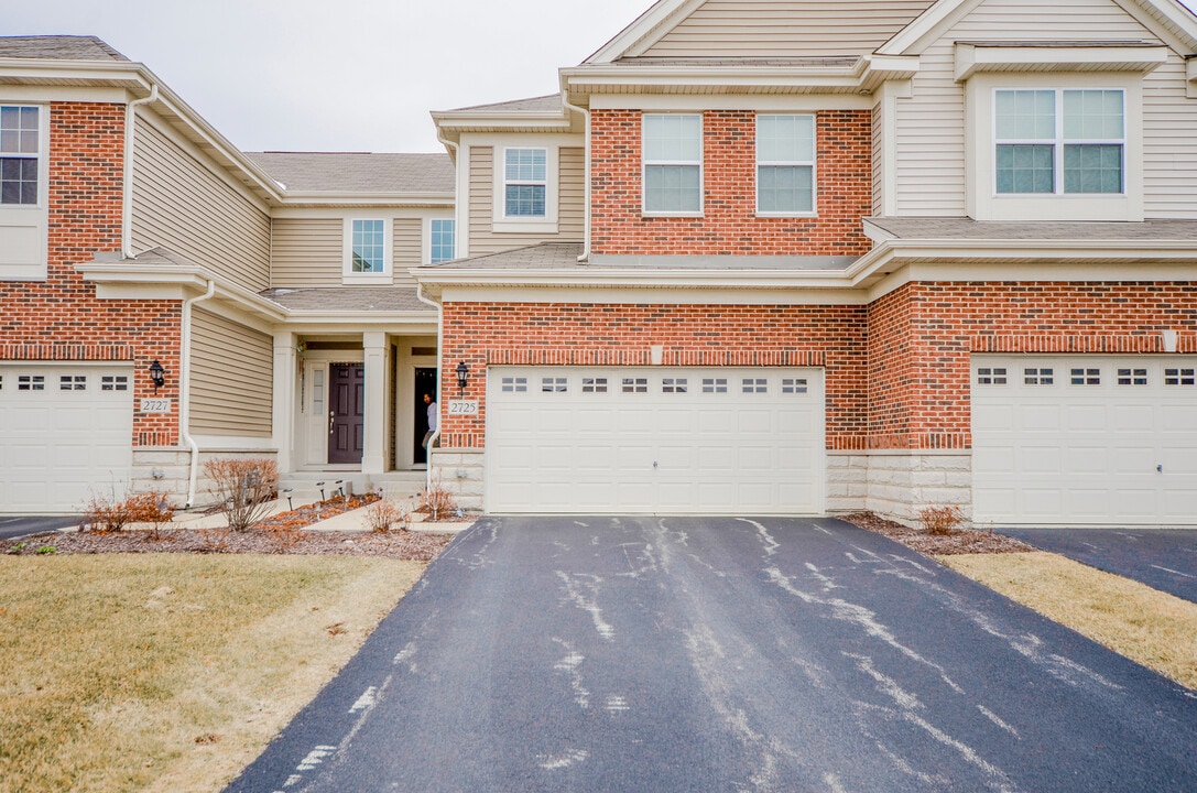 2725 Blakely Ln in Naperville, IL - Building Photo