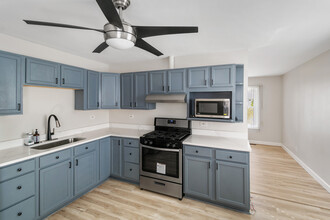 215 E Maxon Ln in Streamwood, IL - Building Photo - Building Photo
