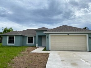 1743 SE Gaskins Cir in Port St. Lucie, FL - Foto de edificio - Building Photo