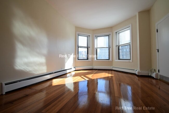 1728 Beacon St, Unit 1 in Brookline, MA - Building Photo - Building Photo