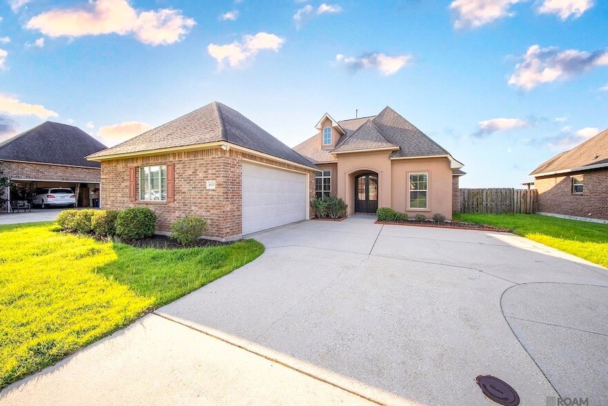6107 Waterford Ln in Sorrento, LA - Building Photo