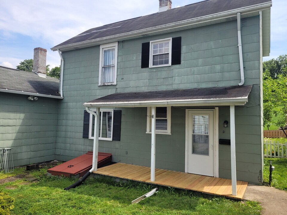 807 Oak St in Monessen, PA - Building Photo