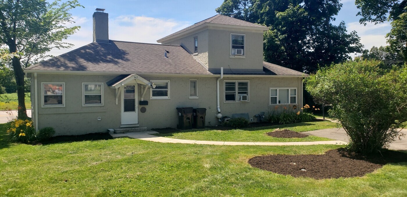 151 N Virginia St in Crystal Lake, IL - Foto de edificio
