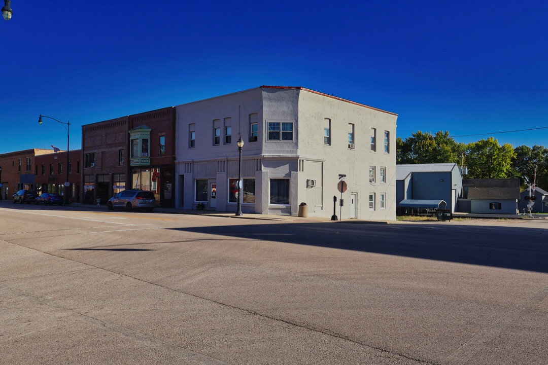 105 E Lincoln Ave in Hinckley, IL - Building Photo