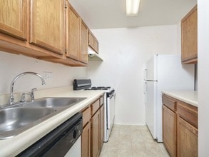 Woodland Plaza Apartments in Wyomissing, PA - Foto de edificio - Building Photo