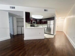 8353 Lake Dr, Unit 303 in Doral, FL - Building Photo - Building Photo