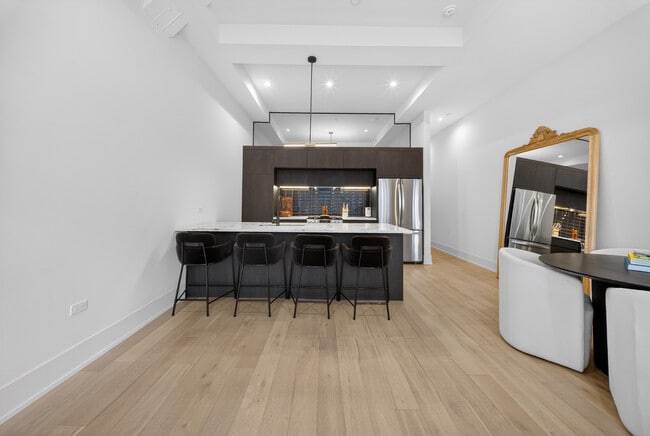 318 W Grand Ave in Chicago, IL - Foto de edificio - Building Photo