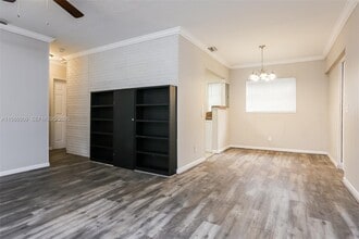 1078 NE 157th St in North Miami Beach, FL - Foto de edificio - Building Photo