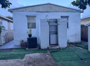 1541 NW 70th St in Miami, FL - Building Photo - Building Photo