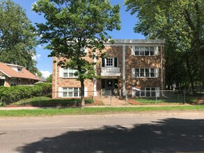 2723 Cedar Ave South in Minneapolis, MN - Building Photo - Interior Photo