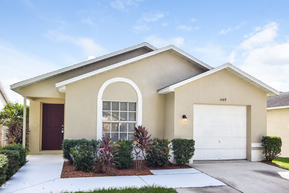 1449 Mohrlake Dr in Brandon, FL - Building Photo