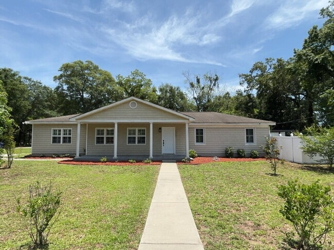 property at 1367 Fort Johnson Rd