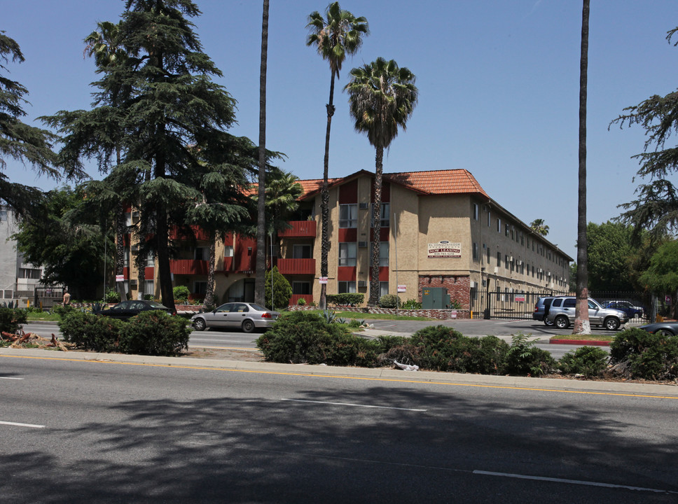 El Conquistador Apartments in Van Nuys, CA - Building Photo