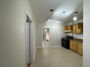 327 Stebbins Pl, Unit 2R in Plainfield, NJ - Building Photo - Building Photo