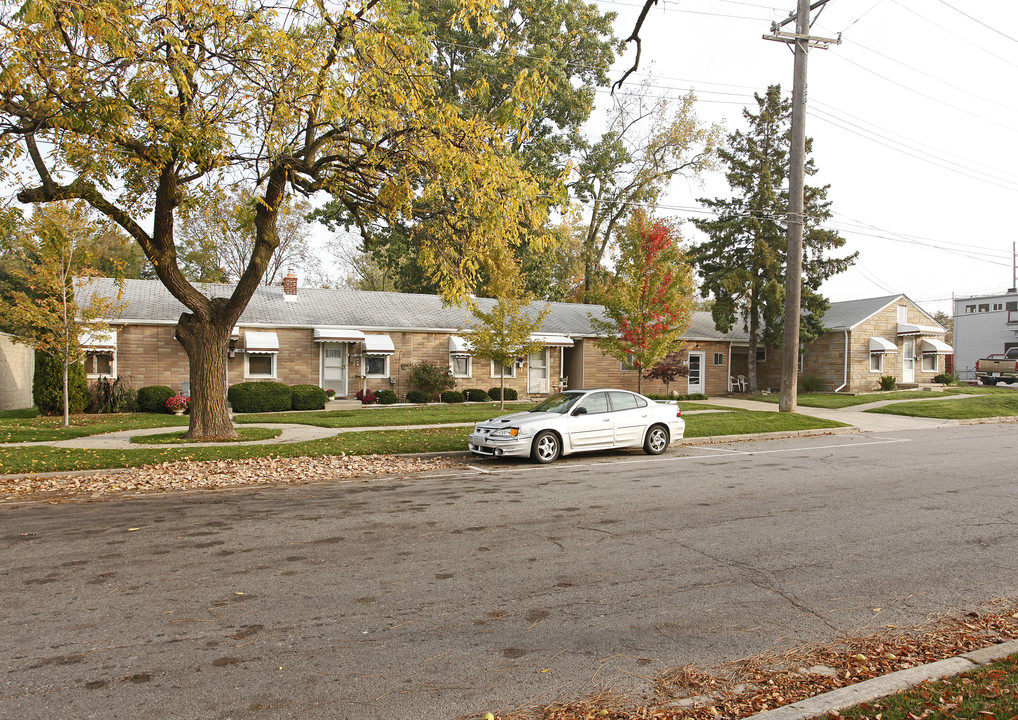 160-170 Whipple St in South Lyon, MI - Building Photo