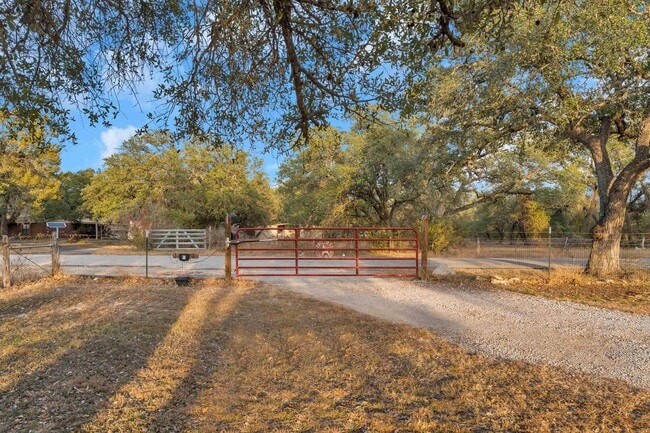400 Robin Ln in Bertram, TX - Building Photo - Building Photo