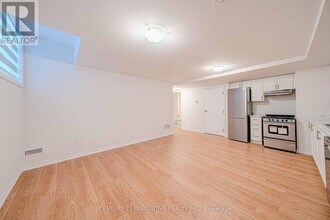 137 Terry Fox Dr in Barrie, ON - Building Photo - Building Photo