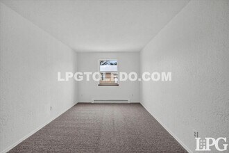 1230 Bedford Woods Dr in Toledo, OH - Building Photo - Building Photo