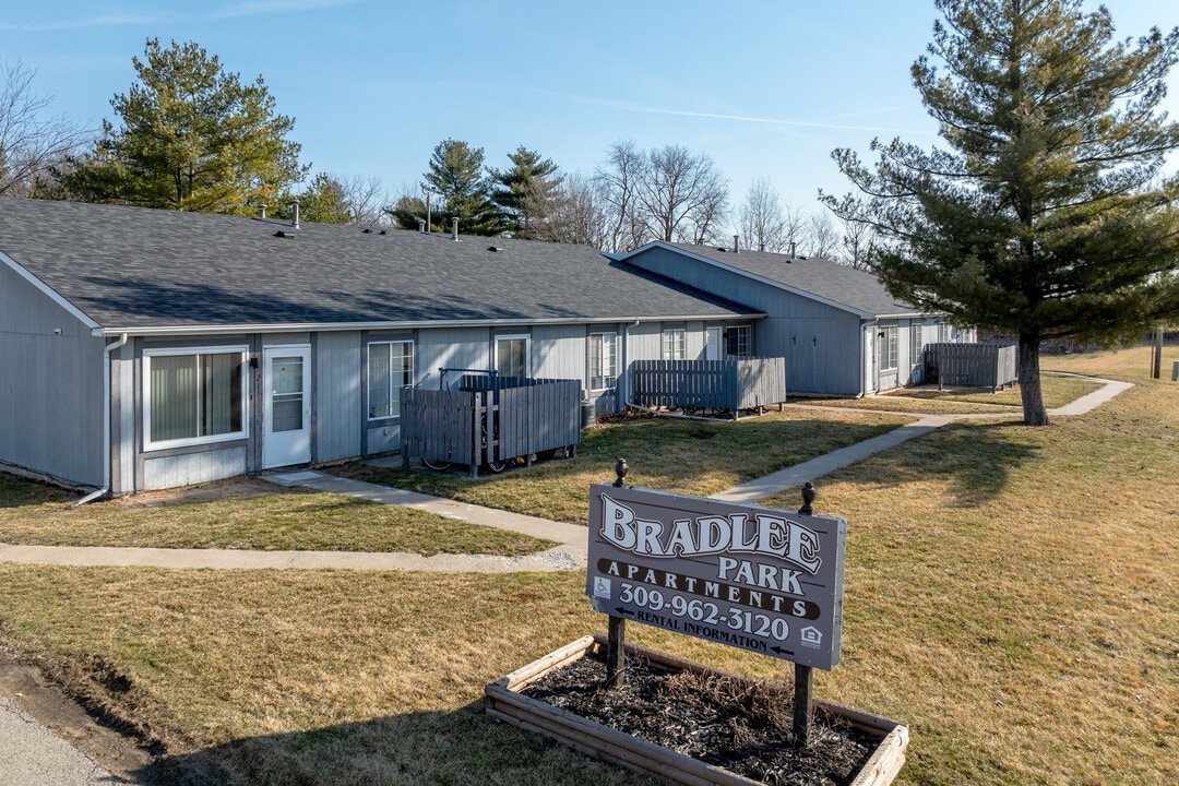 Bradlee Park Apartments in Le Roy, IL - Foto de edificio