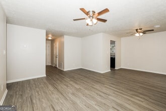 9319 Forest Knoll Dr in Jonesboro, GA - Building Photo - Building Photo