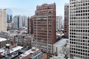 70 E Cedar St in Chicago, IL - Building Photo