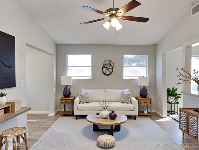 728 E Spruce St in Tarpon Springs, FL - Foto de edificio - Building Photo