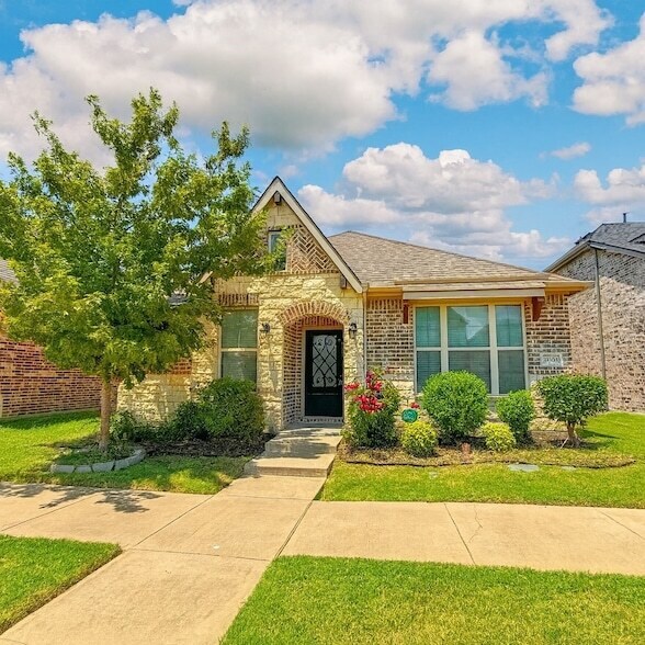 2064 Barx Dr in Little Elm, TX - Building Photo