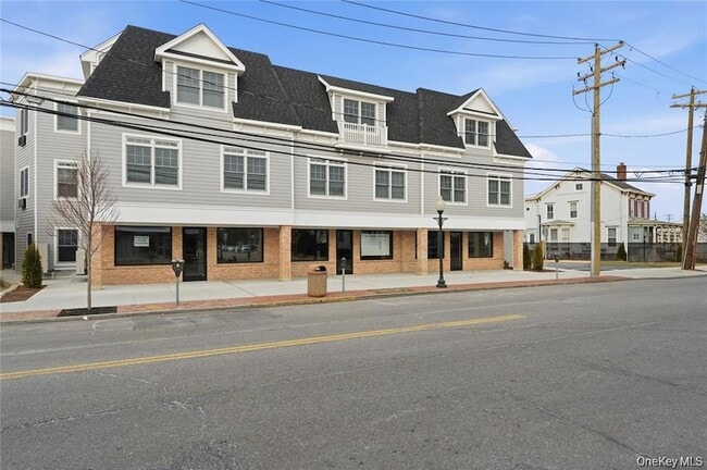 180 Deer Park Ave, Unit 209 in Babylon, NY - Building Photo - Building Photo