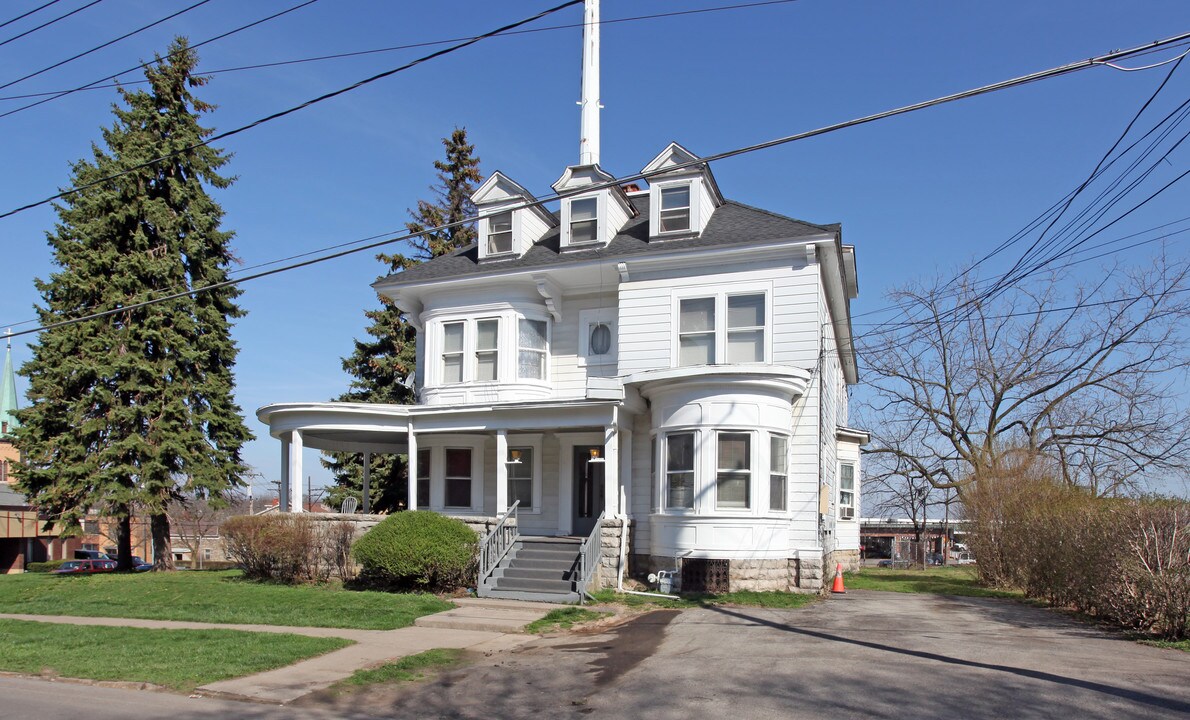 101 Genesee St in Lockport, NY - Building Photo