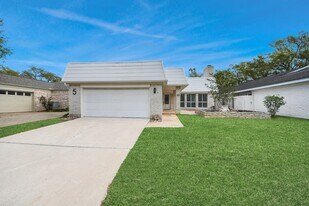 5 Tiffany Square in Sugar Land, TX - Building Photo