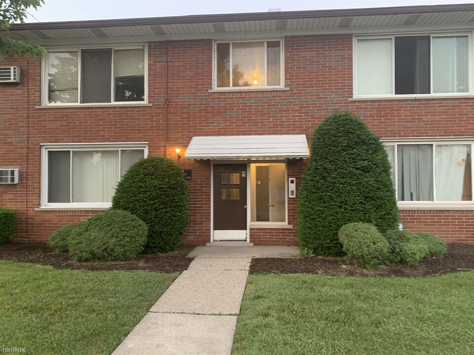 16920 E Eleven Mile Rd-Unit -Apt D5 in Roseville, MI - Foto de edificio