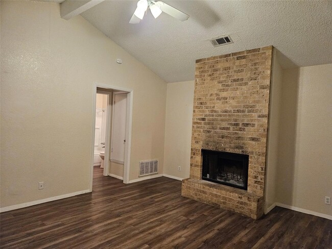 813 Lloyd Ln, Unit A in Elgin, TX - Foto de edificio - Building Photo