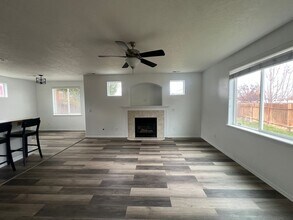 8013 W 5th Ave in Kennewick, WA - Building Photo - Building Photo