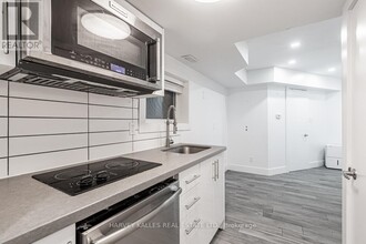 160-160 Lansdowne Ave in Toronto, ON - Building Photo - Building Photo