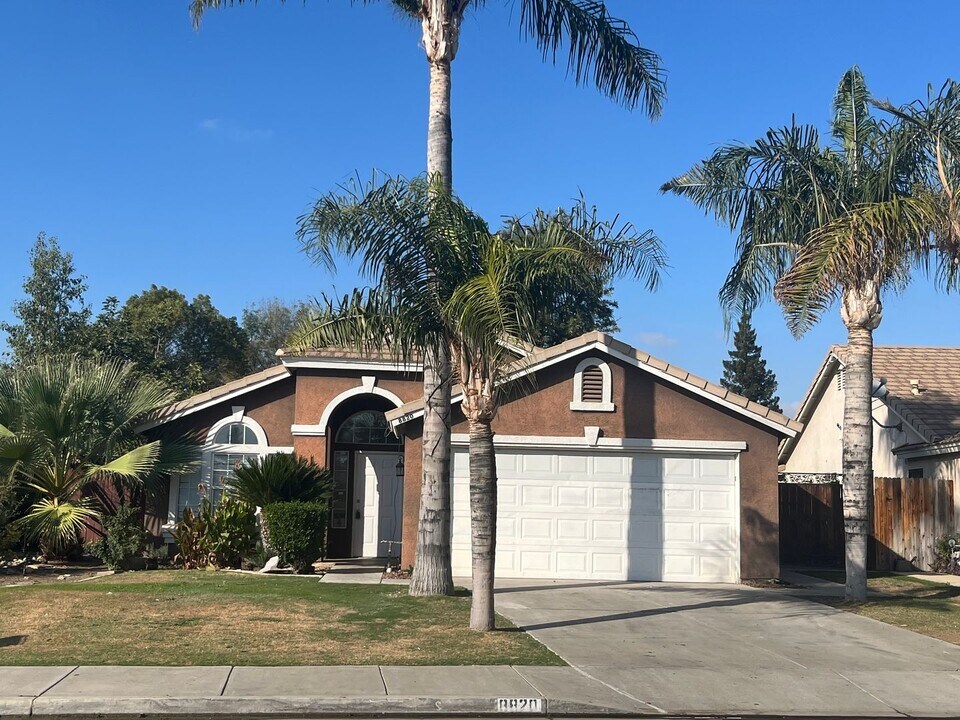 8820 Winlock St in Bakersfield, CA - Building Photo