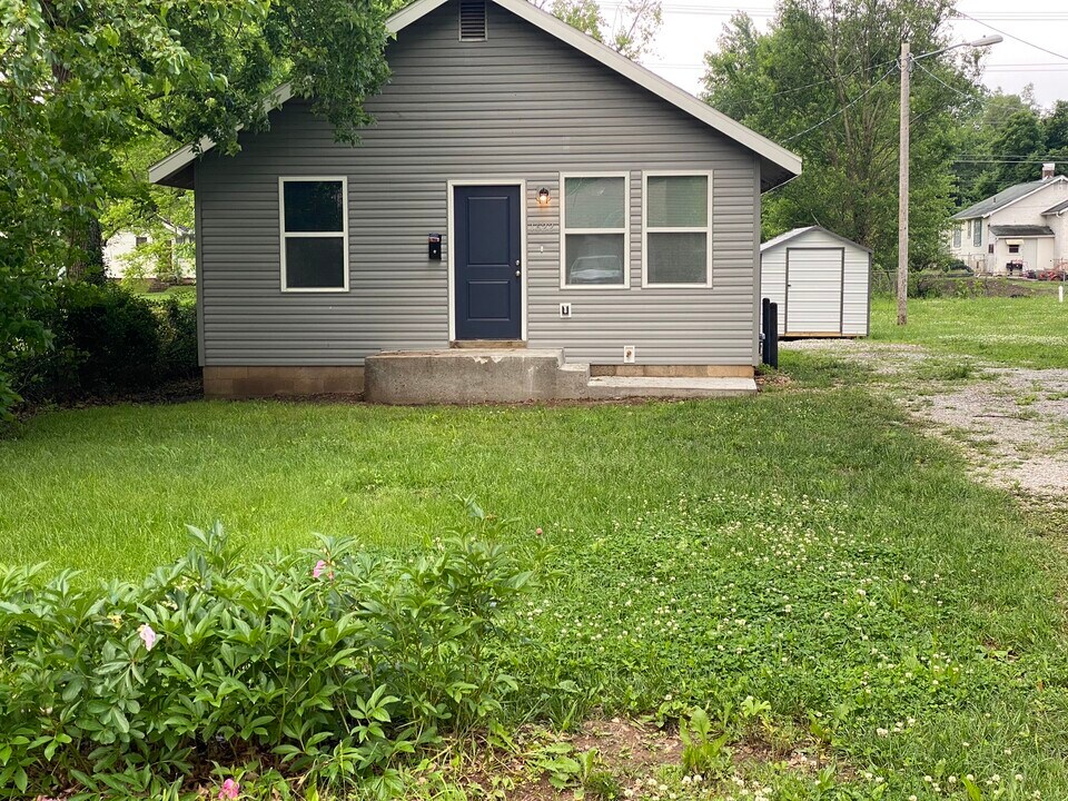 1622 W Scott St in Springfield, MO - Building Photo