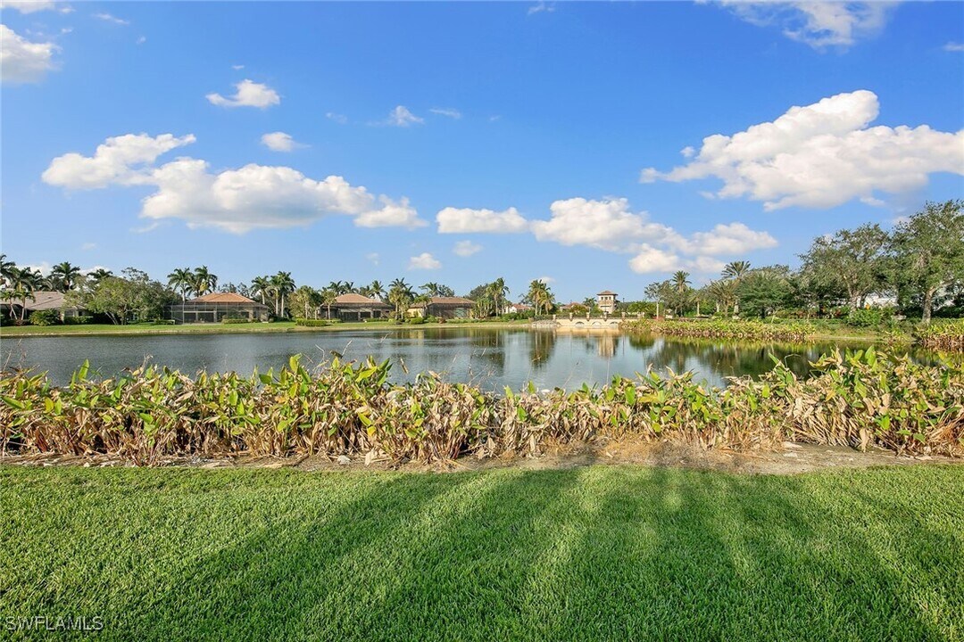 8081 Players Cove Dr in Naples, FL - Building Photo
