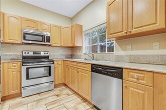 7627 E Stonecreek Cir in Hollywood, FL - Building Photo - Building Photo