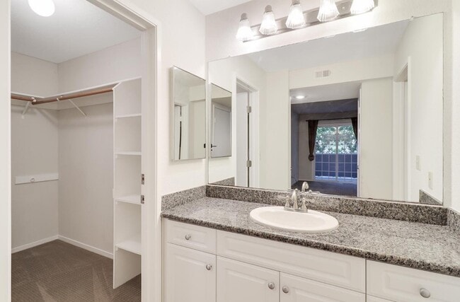 520 Canyon Oaks Dr, Unit #A in Oakland, CA - Building Photo - Building Photo