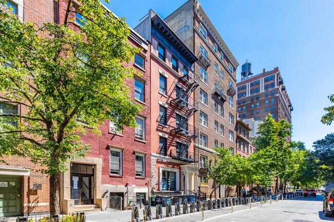 83 WASHINGTON Pl in New York, NY - Building Photo - Building Photo