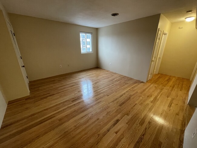 4 Leeds St, Unit 4