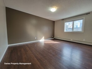 10208-10113 113 St in Edmonton, AB - Building Photo - Building Photo