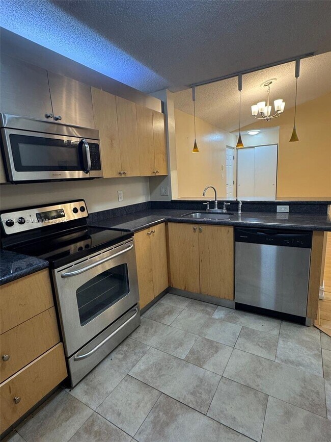 10141 W Sunrise Blvd in Plantation, FL - Building Photo - Building Photo