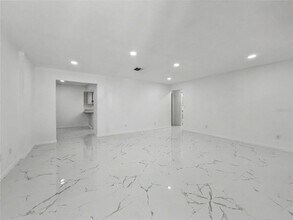 2101 Hibiscus Rd in Ft. Myers, FL - Foto de edificio - Building Photo