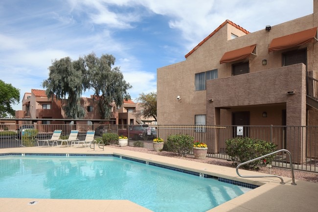 Desert Wind Apartments in Phoenix, AZ - Foto de edificio - Building Photo