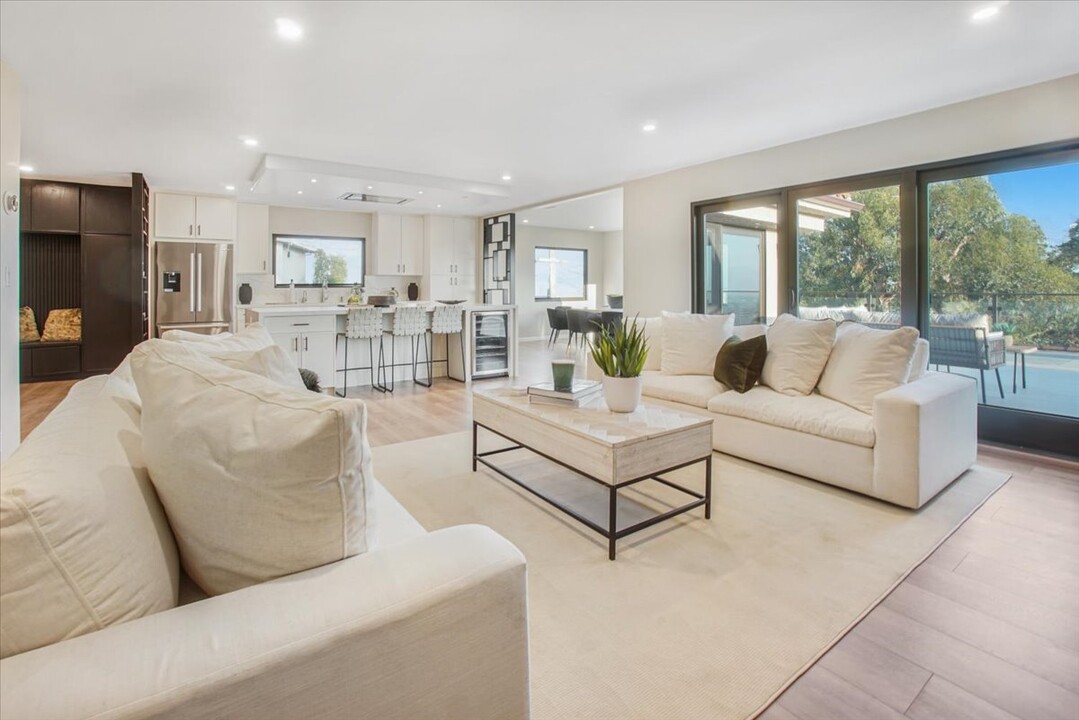 2019 N Sycamore Ave in Los Angeles, CA - Foto de edificio